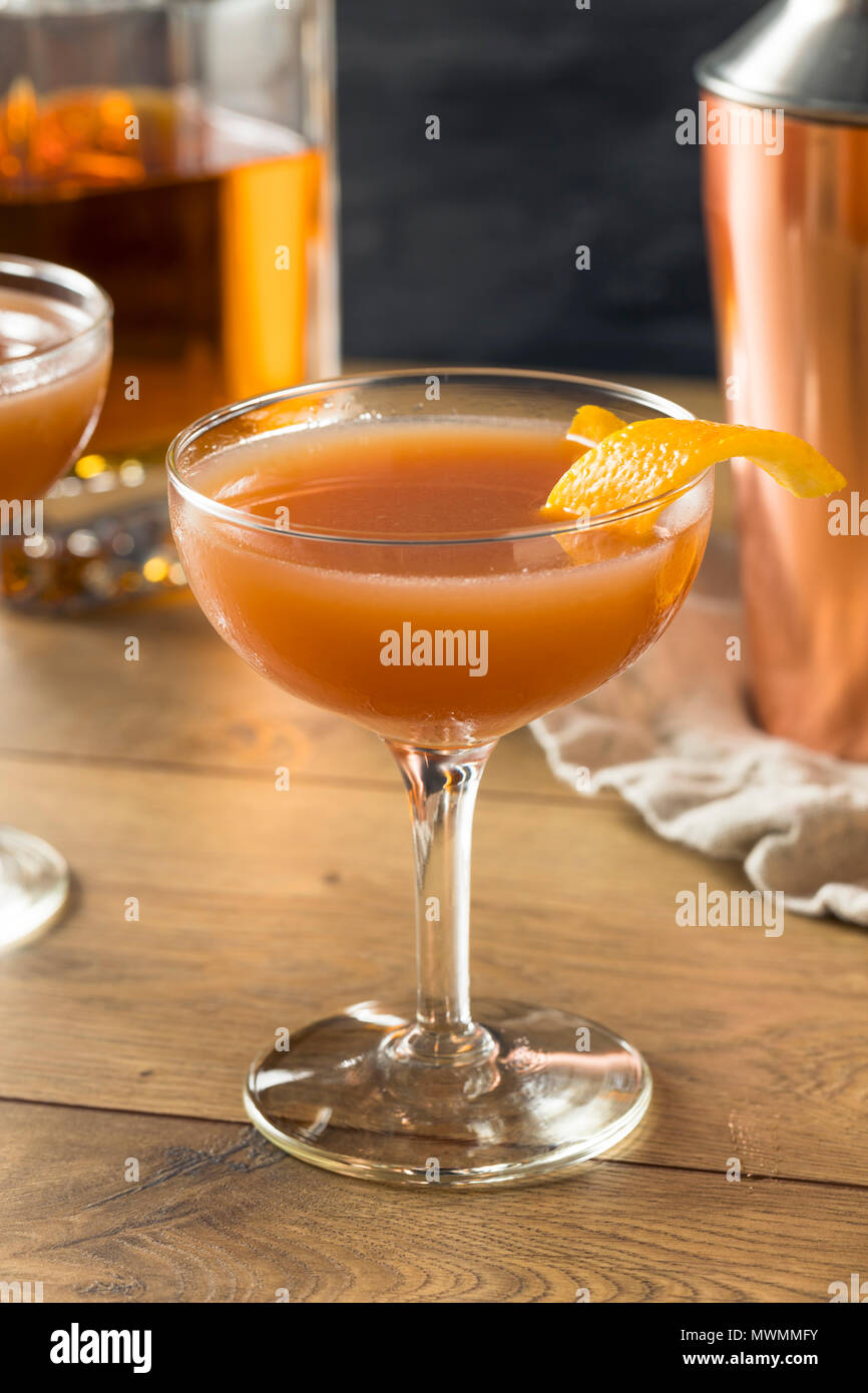 Hausgemachte Smokey Blut und Sand Cocktail mit Orangen und Scotch Stockfoto