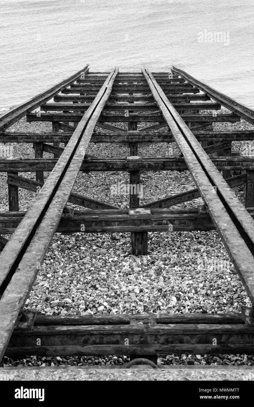 Monochromes Bild eines stillgelegten Helling in Herne Bay, Kent, Großbritannien. Stockfoto