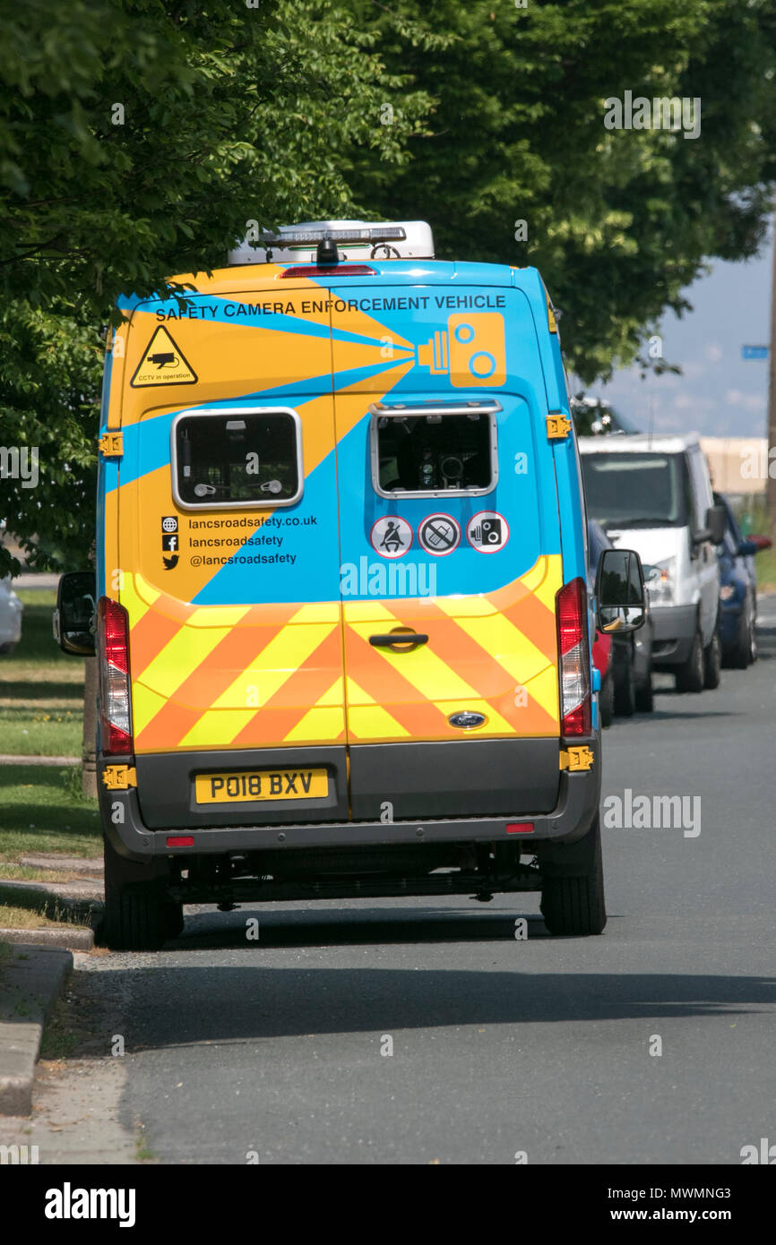 Mobile Police Speed Trap zu fangen Beschleunigung Autofahrer auf der Straße im Badeort Morecambe, Lancashire, UK. Stockfoto