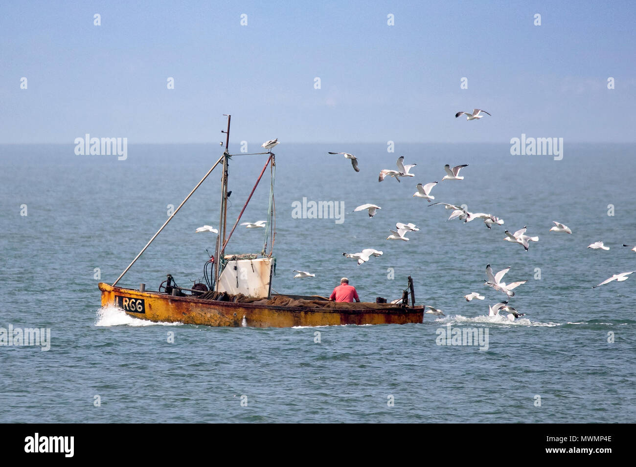 Ein Fischer seine Netze von Rammstein, gefolgt von Baumkurren, Morecambe Bay, Lancashire, Großbritannien Stockfoto