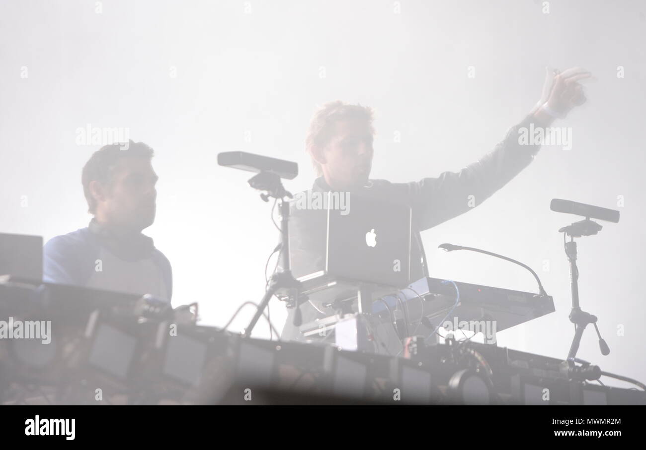 De Unterhaltung - Englisch elektronische Musik Duo, bestehend aus Andy Cato und Tom Findlay, Groove Armada durchführen auf der Bühne während der GNADENLOSE Freeze Festival Das jährliche Ski- und Snowboard Festival an der Battersea Power Station in London. 28. Oktober 2011 Stockfoto