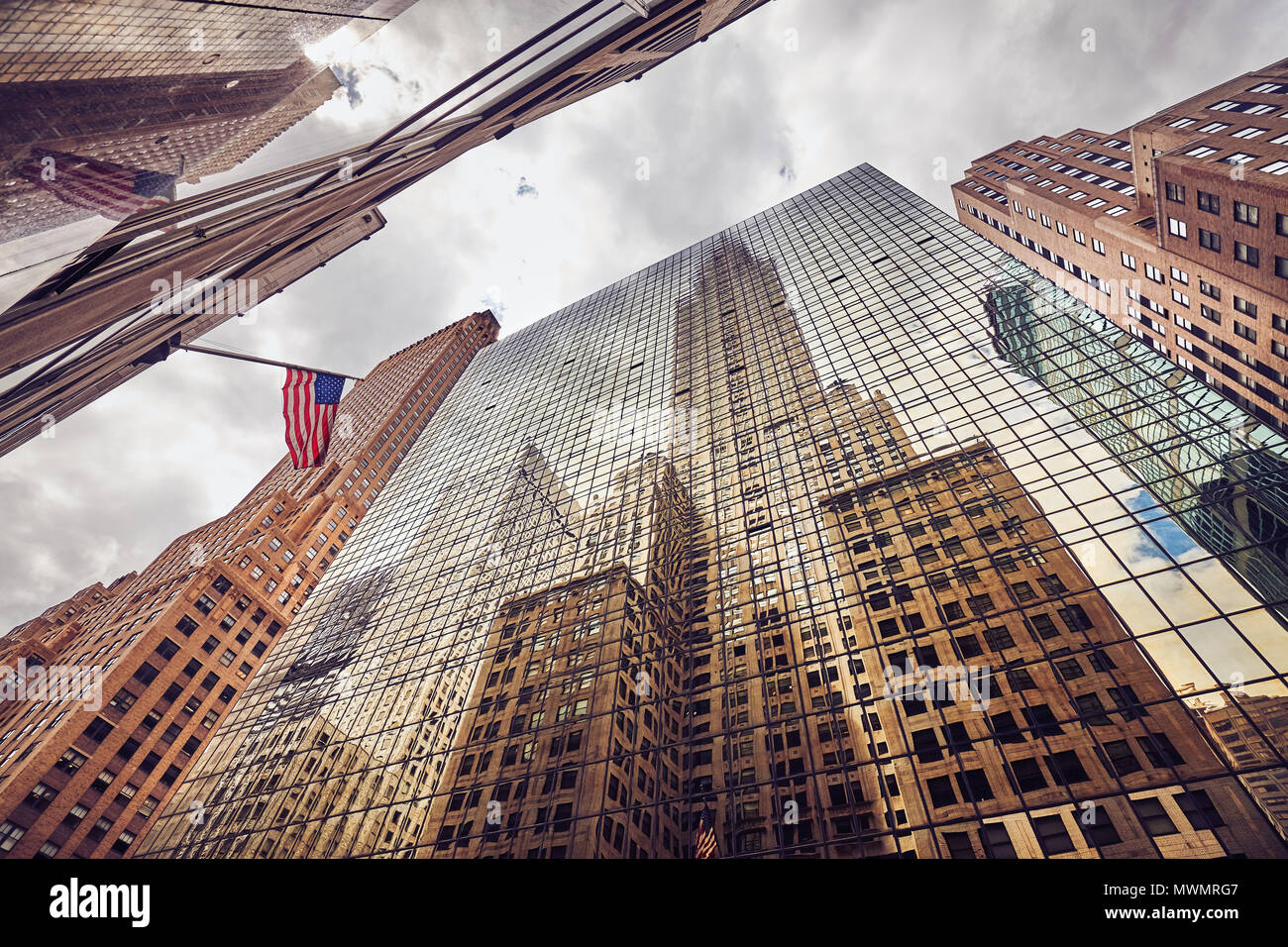 Blick auf New York City Wolkenkratzer, Vintage Farben aufgetragen, USA. Stockfoto