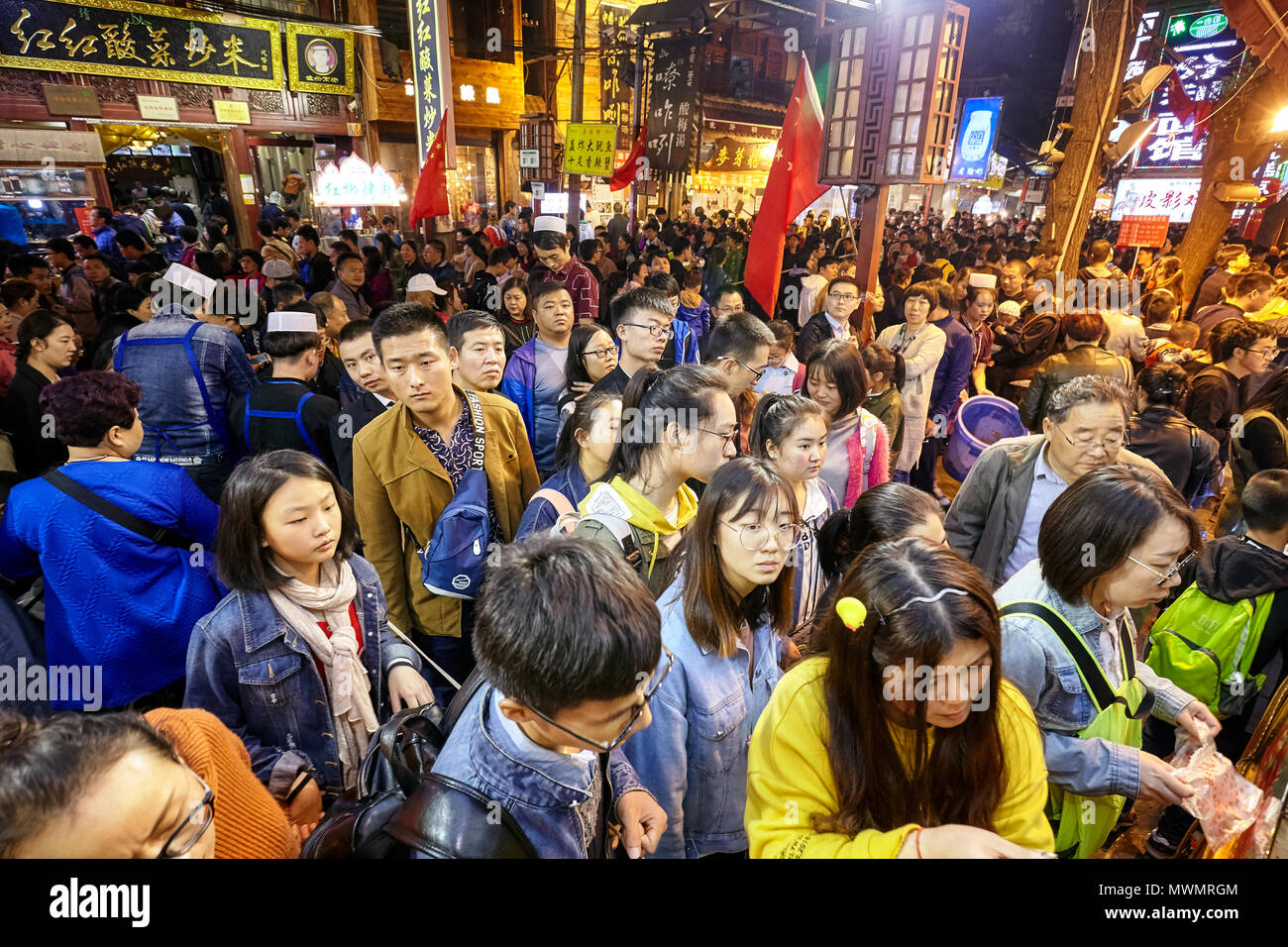 Xian, China - 5. Oktober 2017: gedrängten Menschen warten Street Food im muslimischen Viertel, bekannten Tourismus Seite berühmt für seine Kultur und Essen Stockfoto