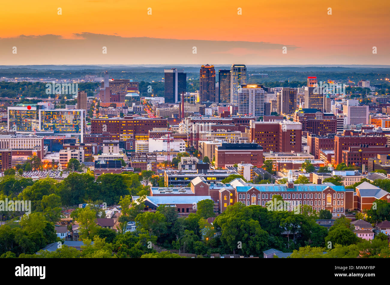 Birmingham, Alabama, USA Downtown Skyline von oben in der Abenddämmerung. Stockfoto