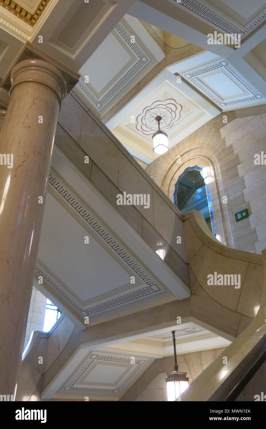 Blick auf eine reich verzierte Innentreppe, Säulen und der Landung am Freimaurer Hall London, HQ der Vereinigten Großloge von England Stockfoto