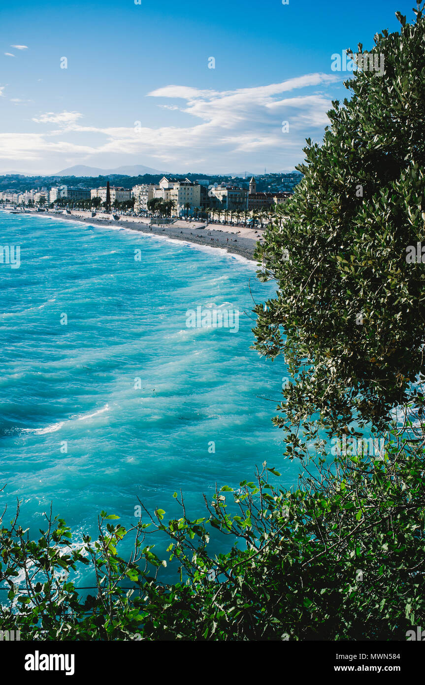 Schönen grünen mediterranen Natur und azur Meer in die 'Promenade des Anglais' Blick vom Quai Rauba Capeu Nizza, Frankreich Stockfoto