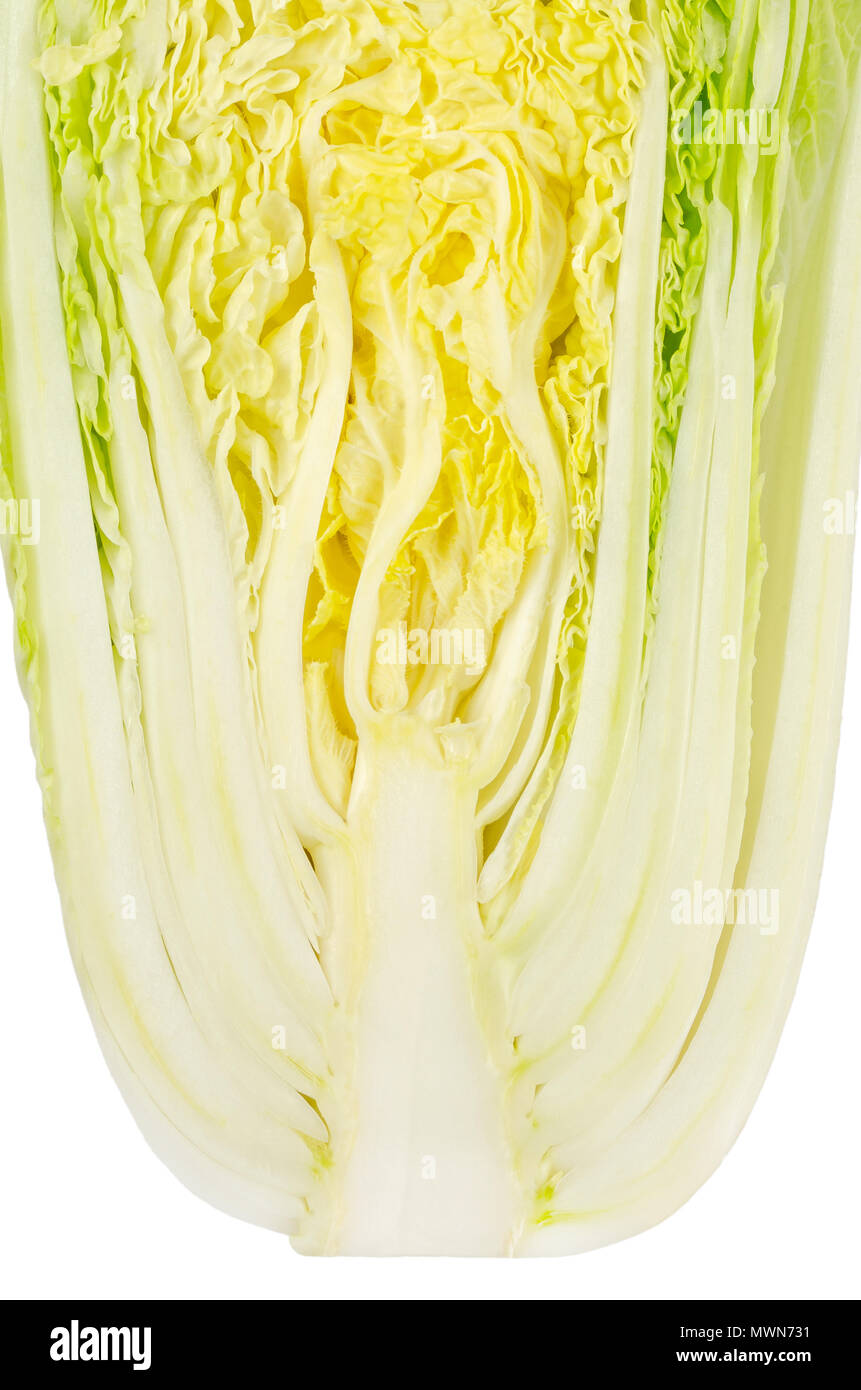 Napa cabbage Hälfte. Chinakohl. Querschnitt von oben, auf weißem Hintergrund. Auch als Nappa oder wombok. Brassica rapa Perkinensis. Stockfoto