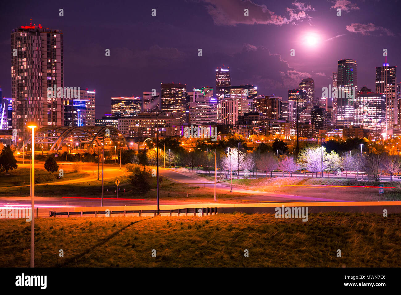 Schöne Denver Colorado night skyline mit beleuchteten Gebäuden der Innenstadt Stockfoto