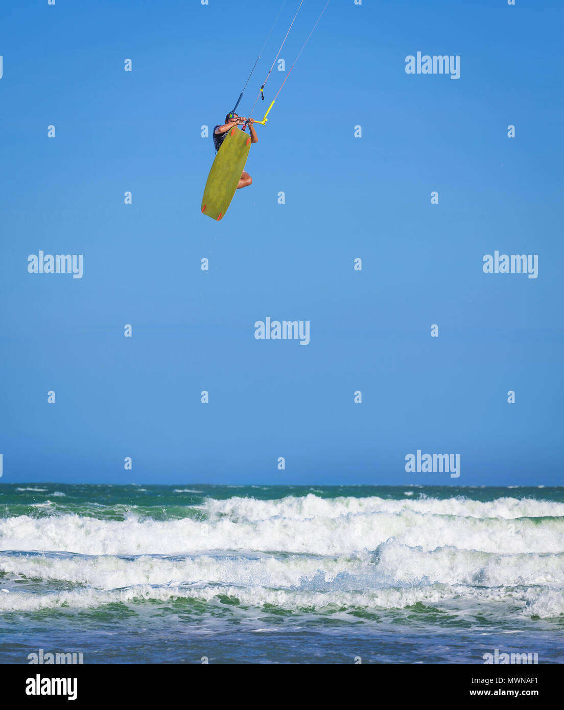 Jungen athletischen Mann, Kite Surfen auf einem Meer Stockfoto