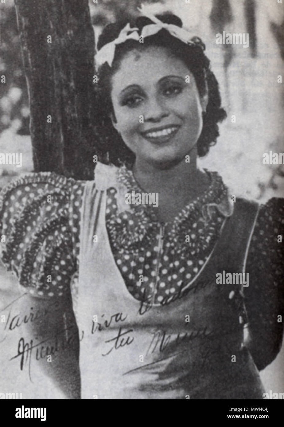 . Englisch: Foto von Rita Montaner während der Dreharbeiten zu Film El romance del plamar genommen; sie in Tracht. 1938. Selbst gescannt; Fotograf unbekannt 523 RitaD Stockfoto