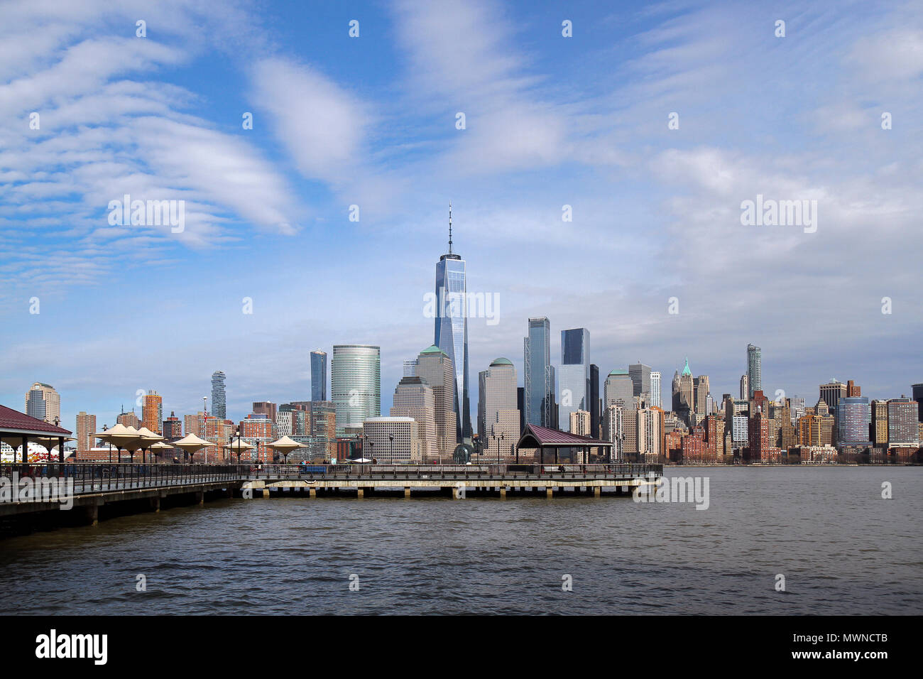 Auf der Suche nach J Owen Grundy Park in Jersey City, New Jersey, mit One World Trade Center und andere Lower Manhattan Gebäude im Hintergrund Stockfoto