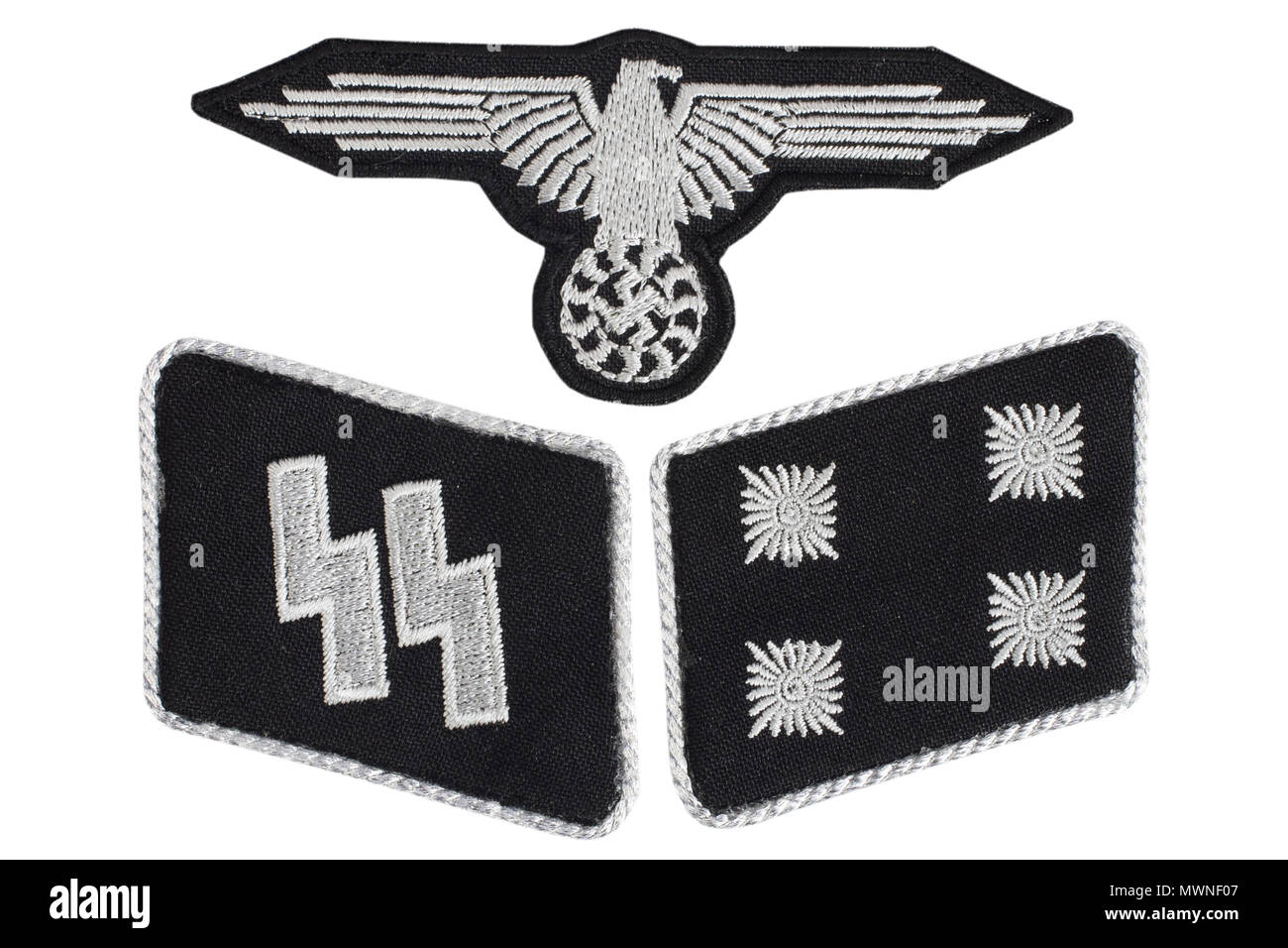 WW 2 Deutsche Waffen-SS militärische Insignien isoliert auf weißem Stockfoto