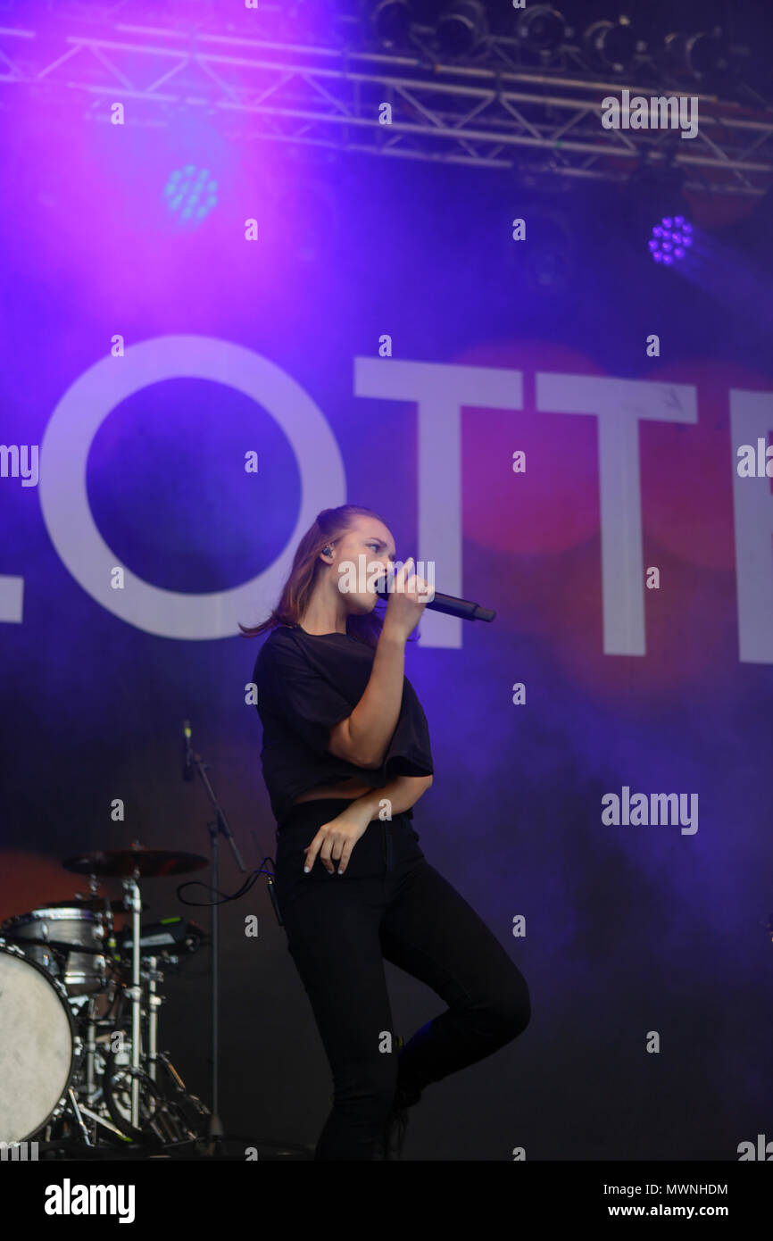 Musikerin lotte -Fotos und -Bildmaterial in hoher Auflösung – Alamy