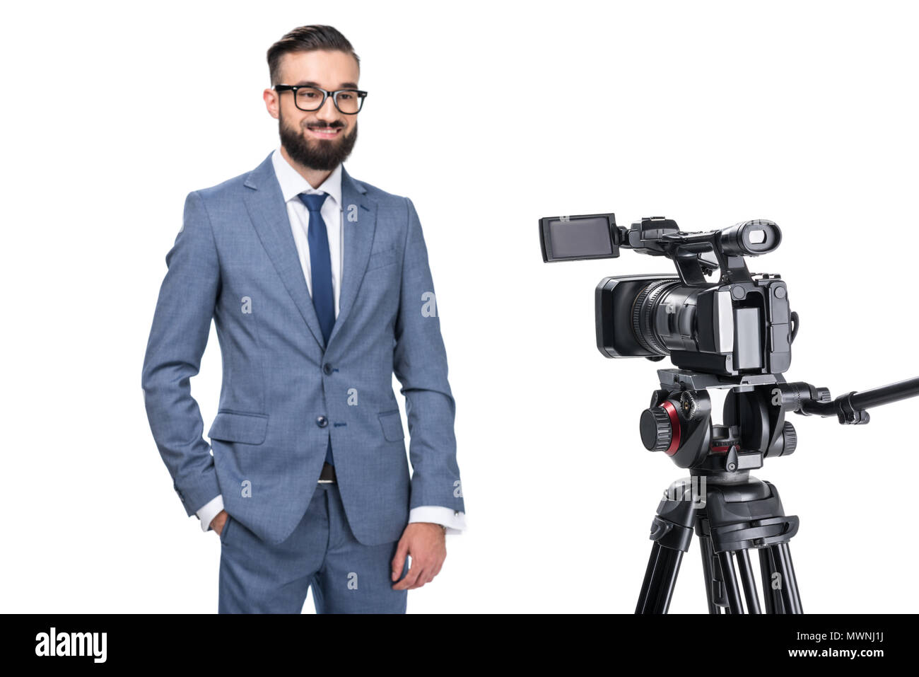 Lächelnd fernsehen Reporter vor der Kamera stehen, isoliert auf weißem Stockfoto