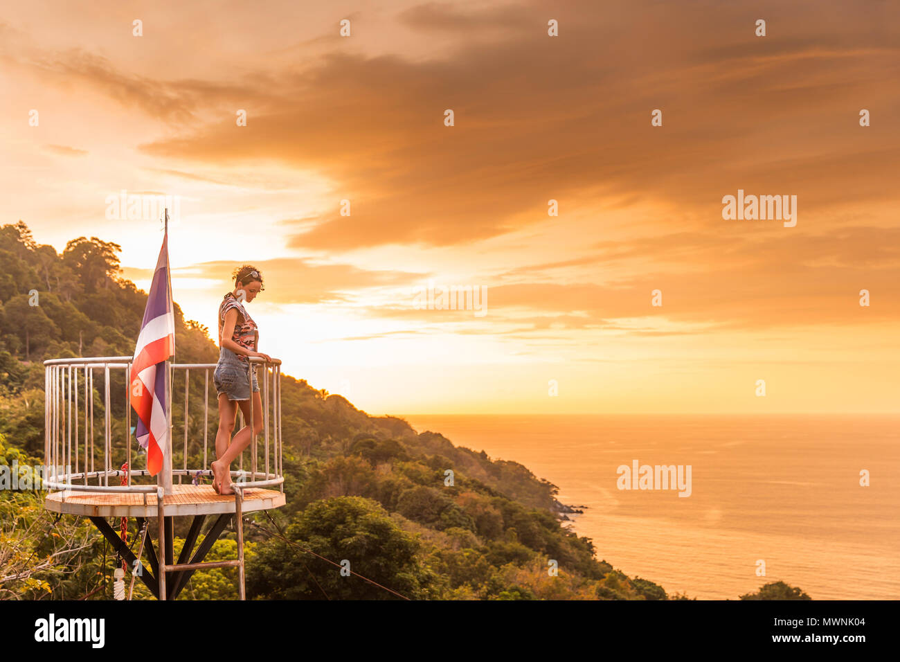 Junge schlanke Frau watch tropisch-exotischen Sonnenuntergang im Meer von Vi Stockfoto