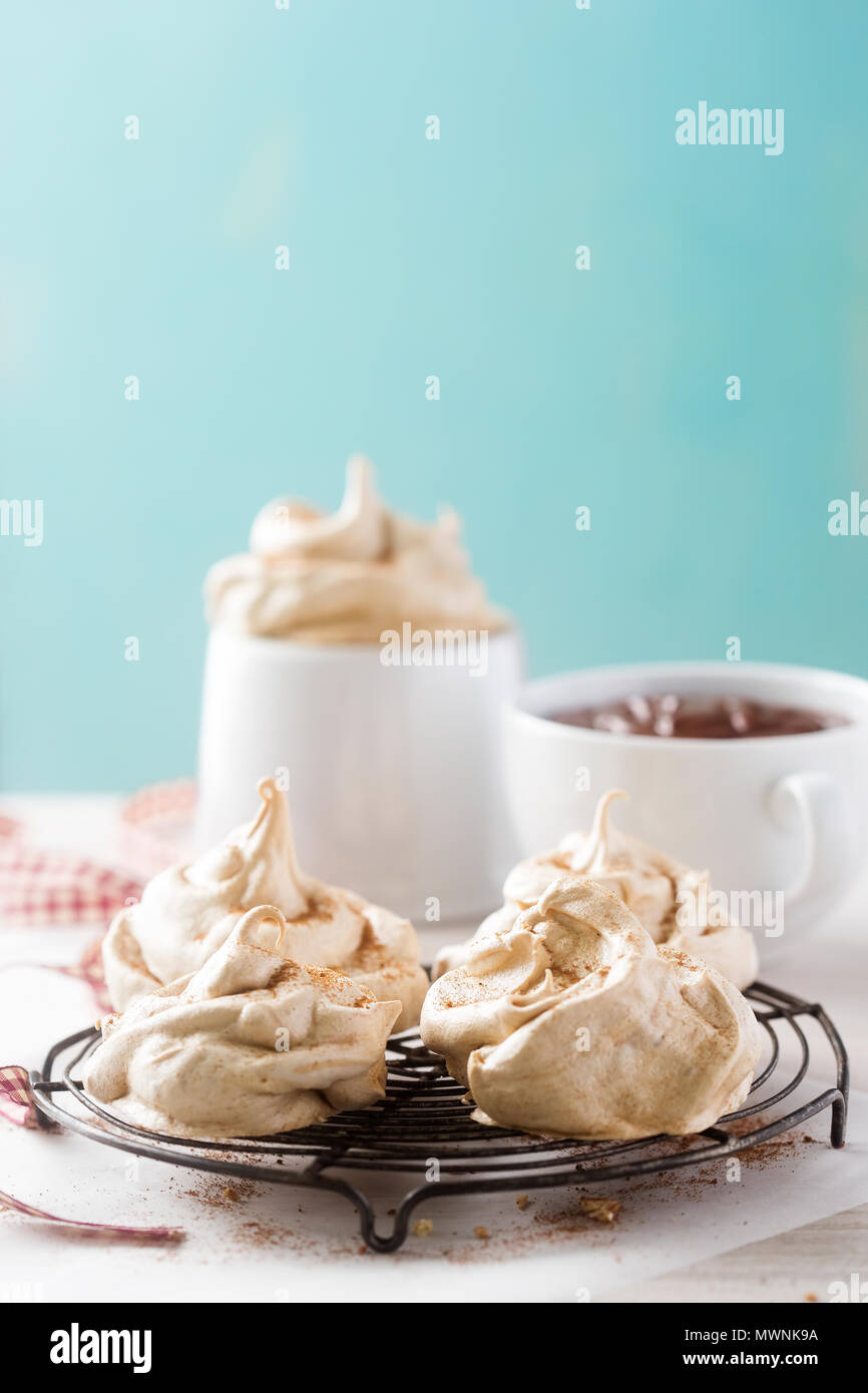 Kaffee-Baiser mit Schokoladensauce Stockfoto