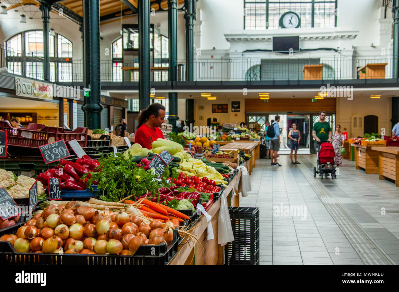 Indoor Market in Budapest, Ungarn - Markthalle Klauzál Square Stockfoto