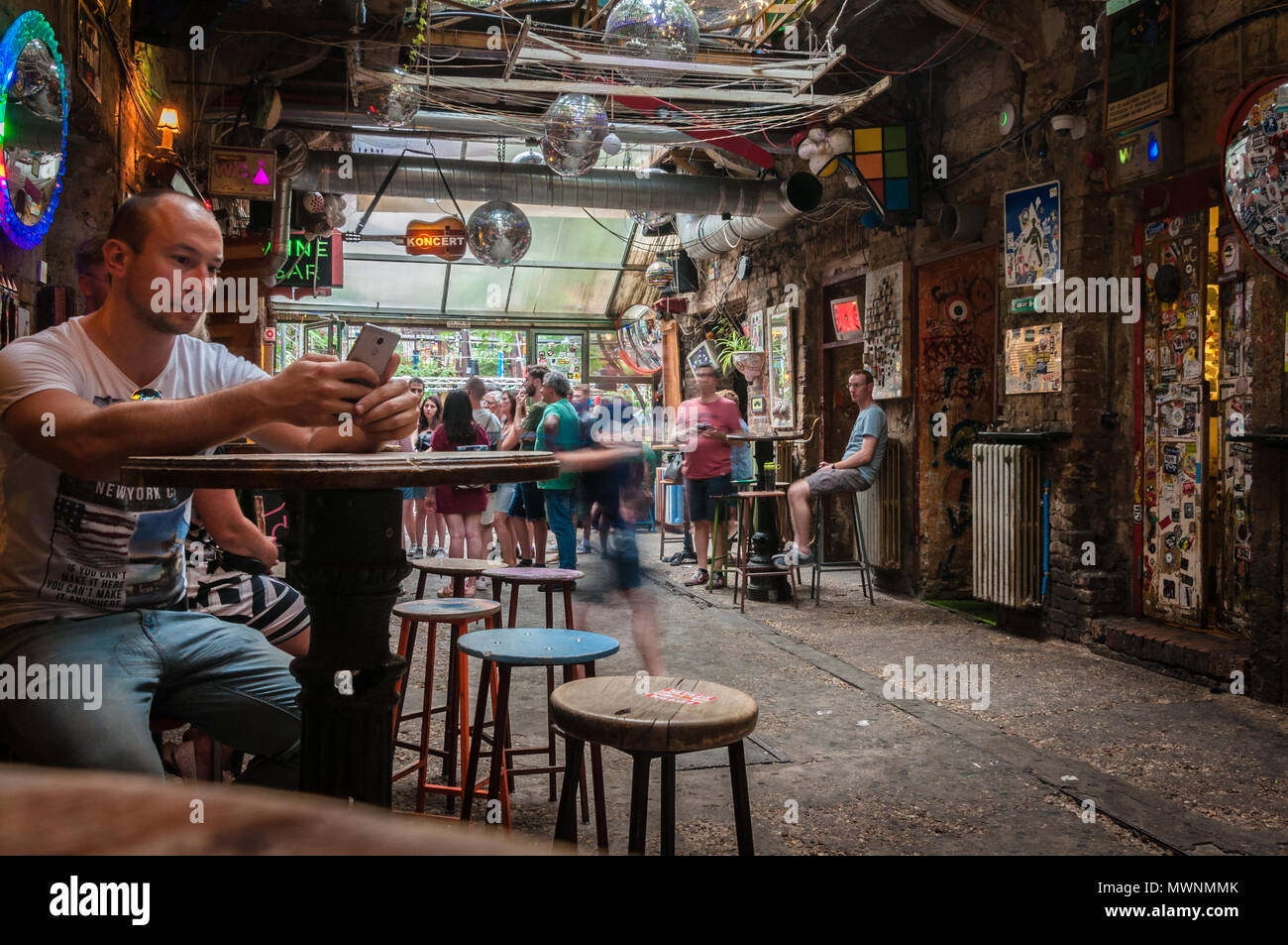 Szimpla Kert, eines der ältesten Ruine Pubs In Budapest Stockfoto