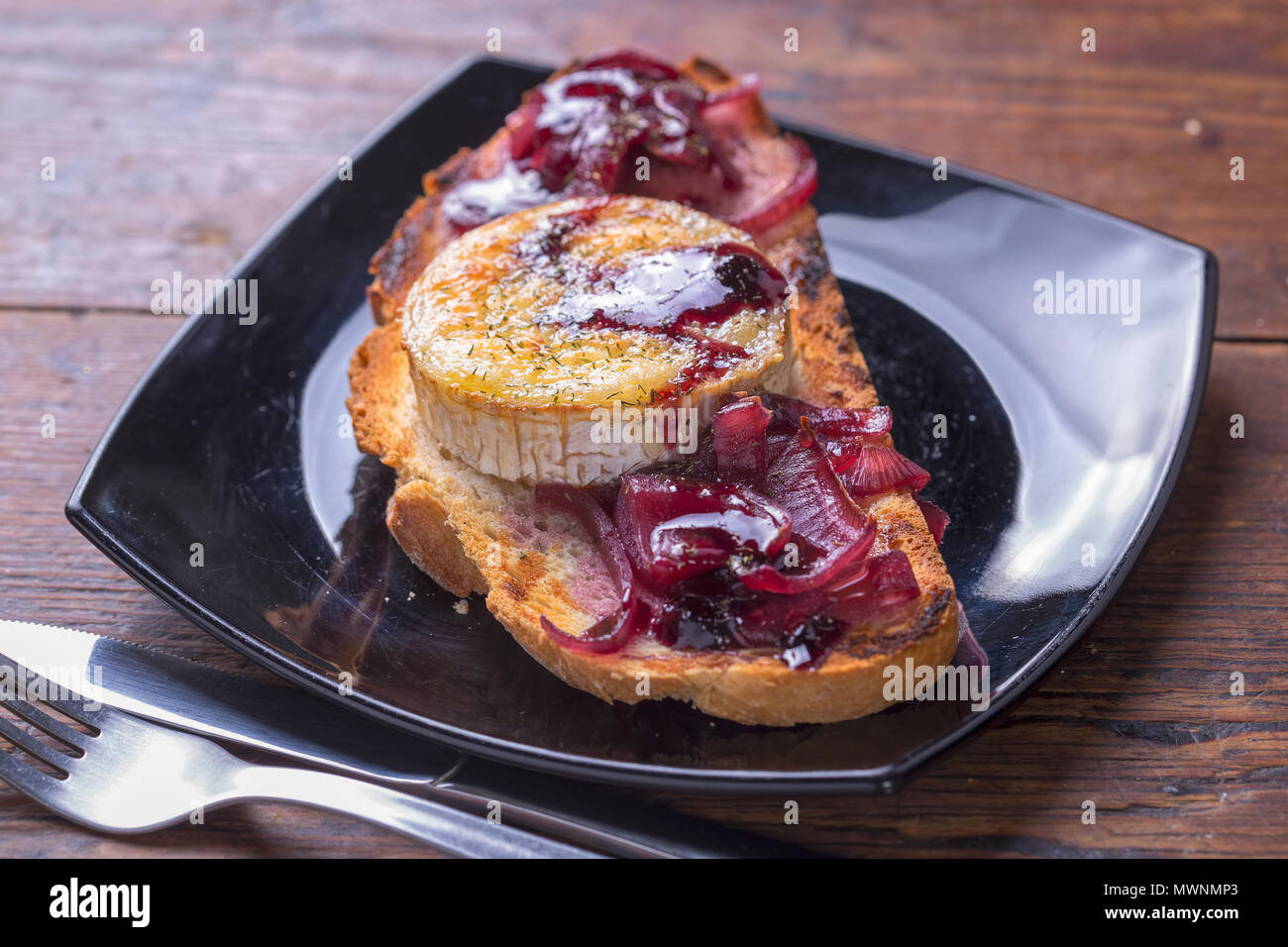 Toast mit Ziegenkäse und Balsamico Zwiebel rot Stockfoto