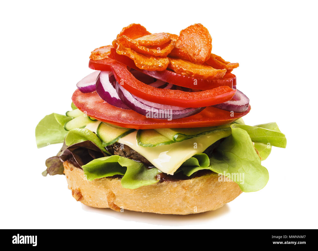 Frische leckere Burger mit Gemüse auf weißem Hintergrund Stockfoto