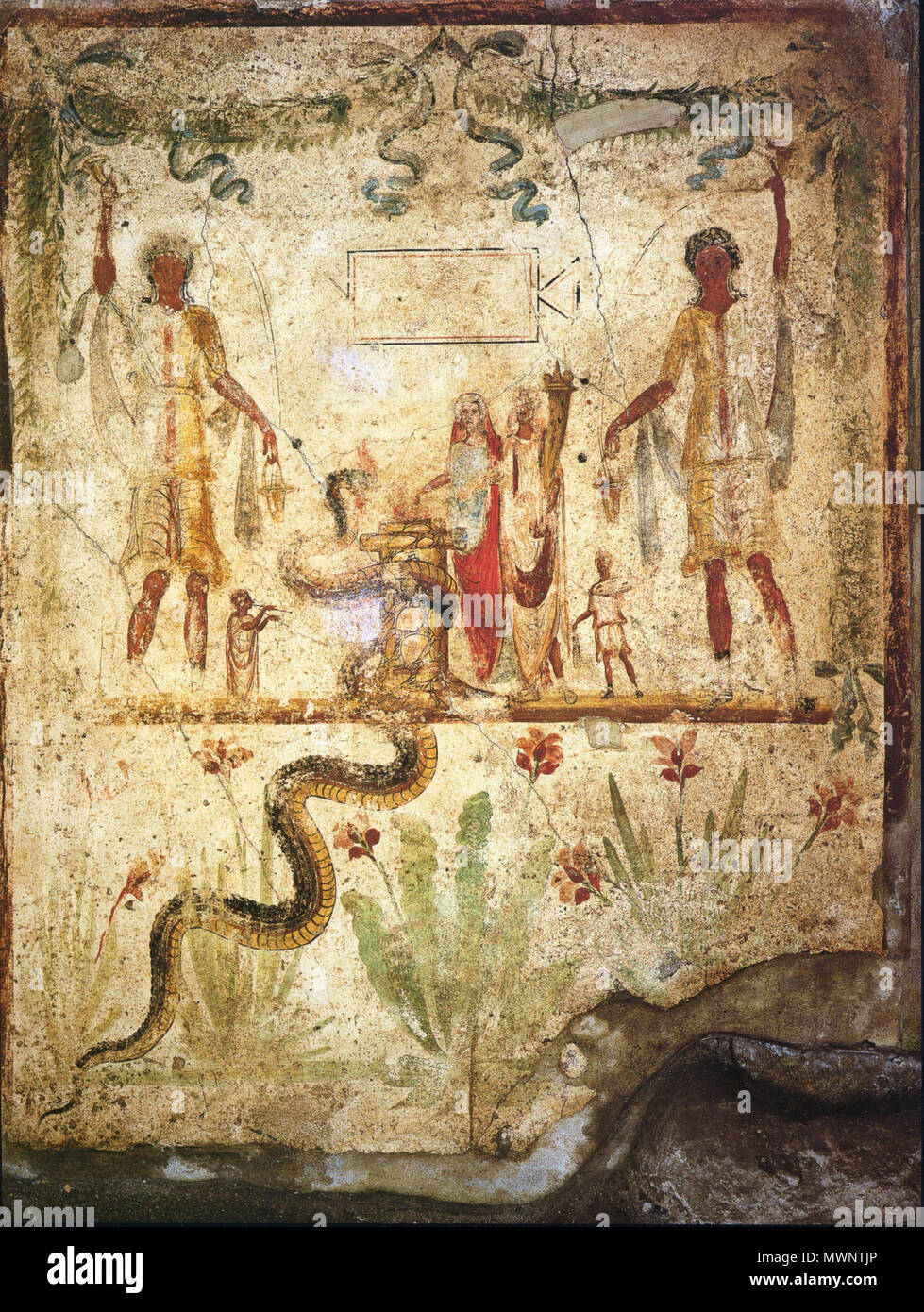 . Englisch: römischen Fresko aus dem lararium im Hause des Iulius Polybius (IX 13,3) in Pompeji. English: Römisches Fresko aus dem Larararium im Haus des Iulius Polybius (IX 13,3) in Pompeji. Der Agathodemon in Gestalt einer Ab windet sich um den Altar, auf dem der Genius des Hauses ein Opfer unterstützt dabei. . WolfgangRieger 492 Pompeji - Haus der Iulius Polybius - Lararium Stockfoto