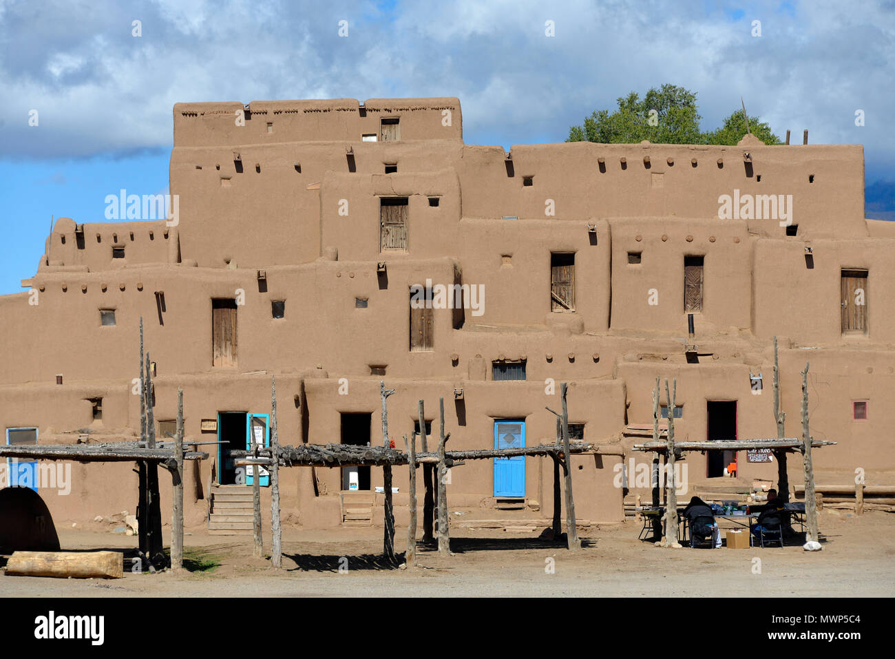 Taos Pueblo, einheimischen Architektur nördlich von Red Willow Creek, Gesamtansicht des Mehrfach gestapelten adobe Wohnungen, in der Nähe von Taos, NM, USA Stockfoto