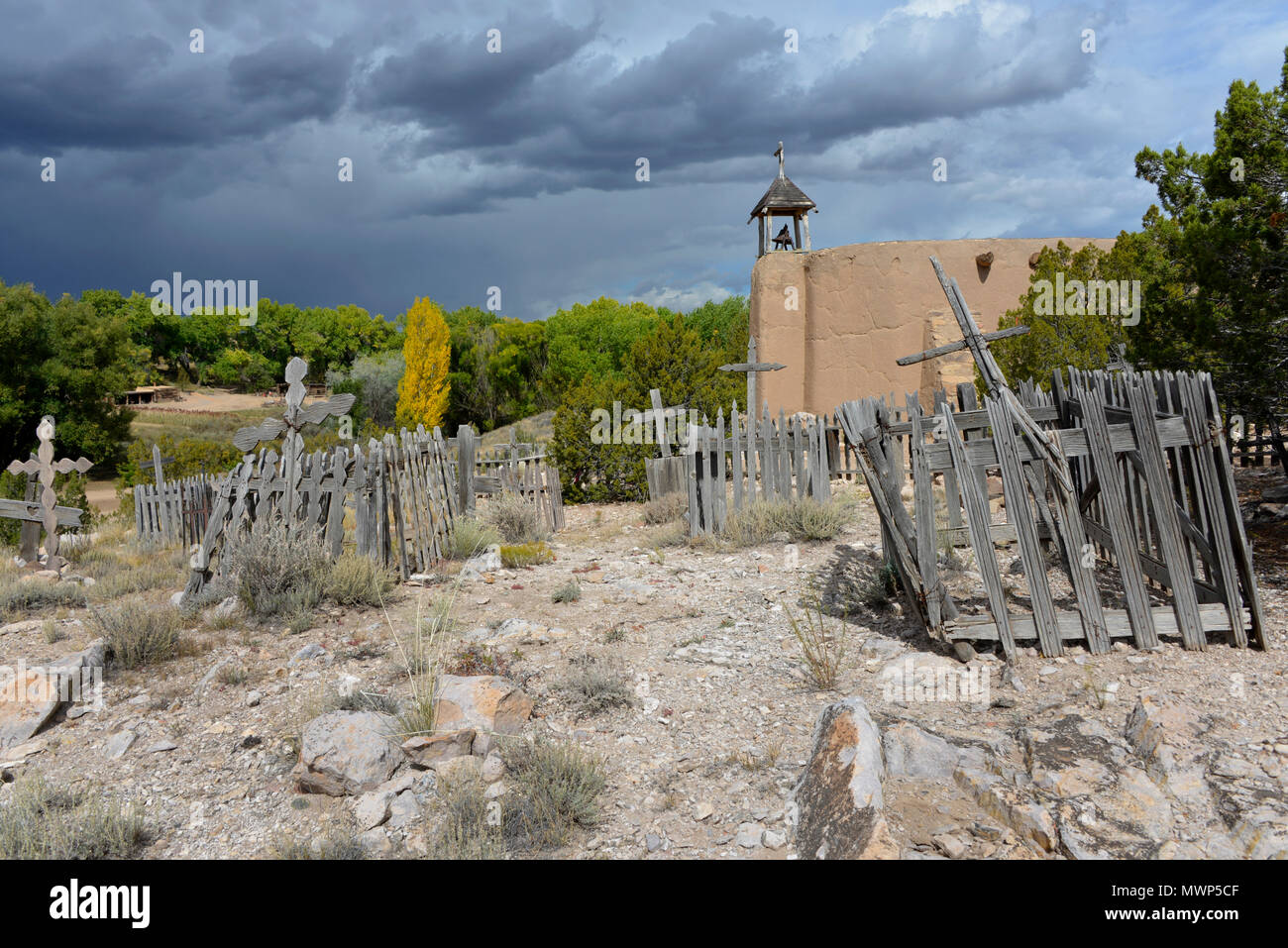 El Rancho de Las Golondrinas (Ranch der Schwalben), Adobe Spanischen Kolonialen Penitente Haus der Begegnung mit Friedhof, in der Nähe von Santa Fe, NM, USA Stockfoto