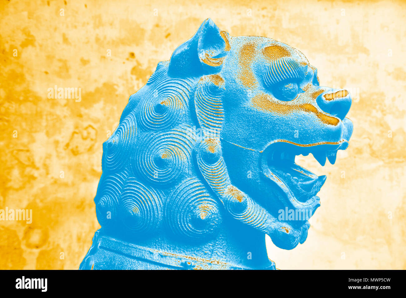 Yu Garten, männlichen Vormund lion (Shi) in Bronze (Tongshi), Detail, Kopf und stilisierte Mane (in PS, duotone gerendert), Shanghai, China Stockfoto