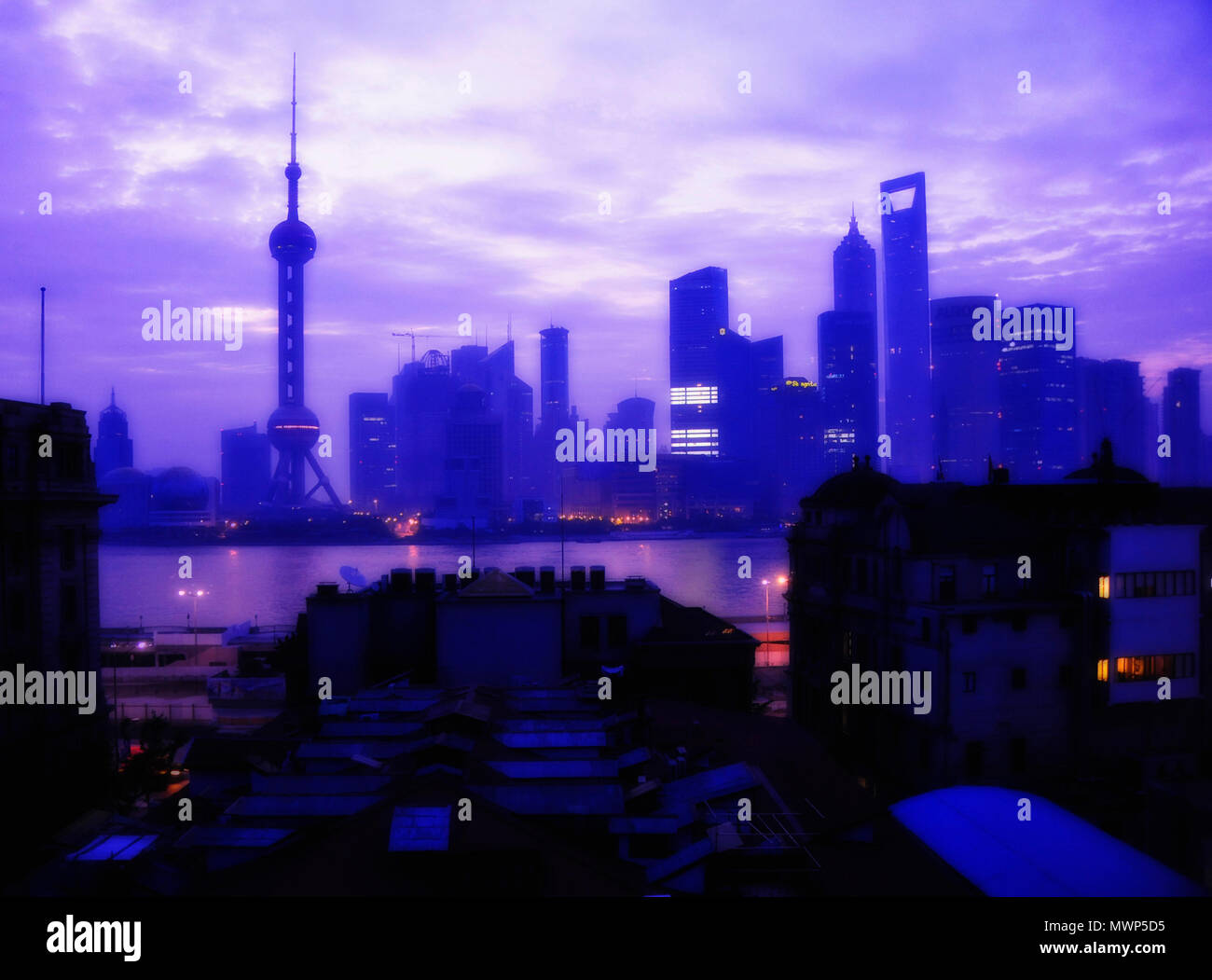 Dramatische Skyline von Pudong über den Fluss Huangpu, den vom Bund in der Morgendämmerung zu sehen, Blick nach Osten (in PS gerendert), Shanghai, China Stockfoto