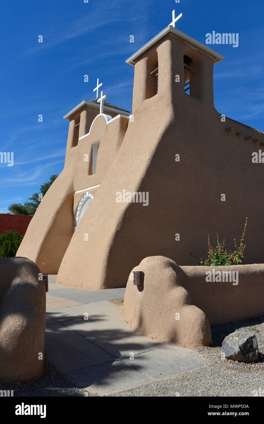 San Francisco De Asis Mission Church, Seitenansicht des Südens Eintrag Erhebung, Darstellung von spanischen Kolonialstil Adobe Architektur (1772-1816), Taos, NM, USA Stockfoto