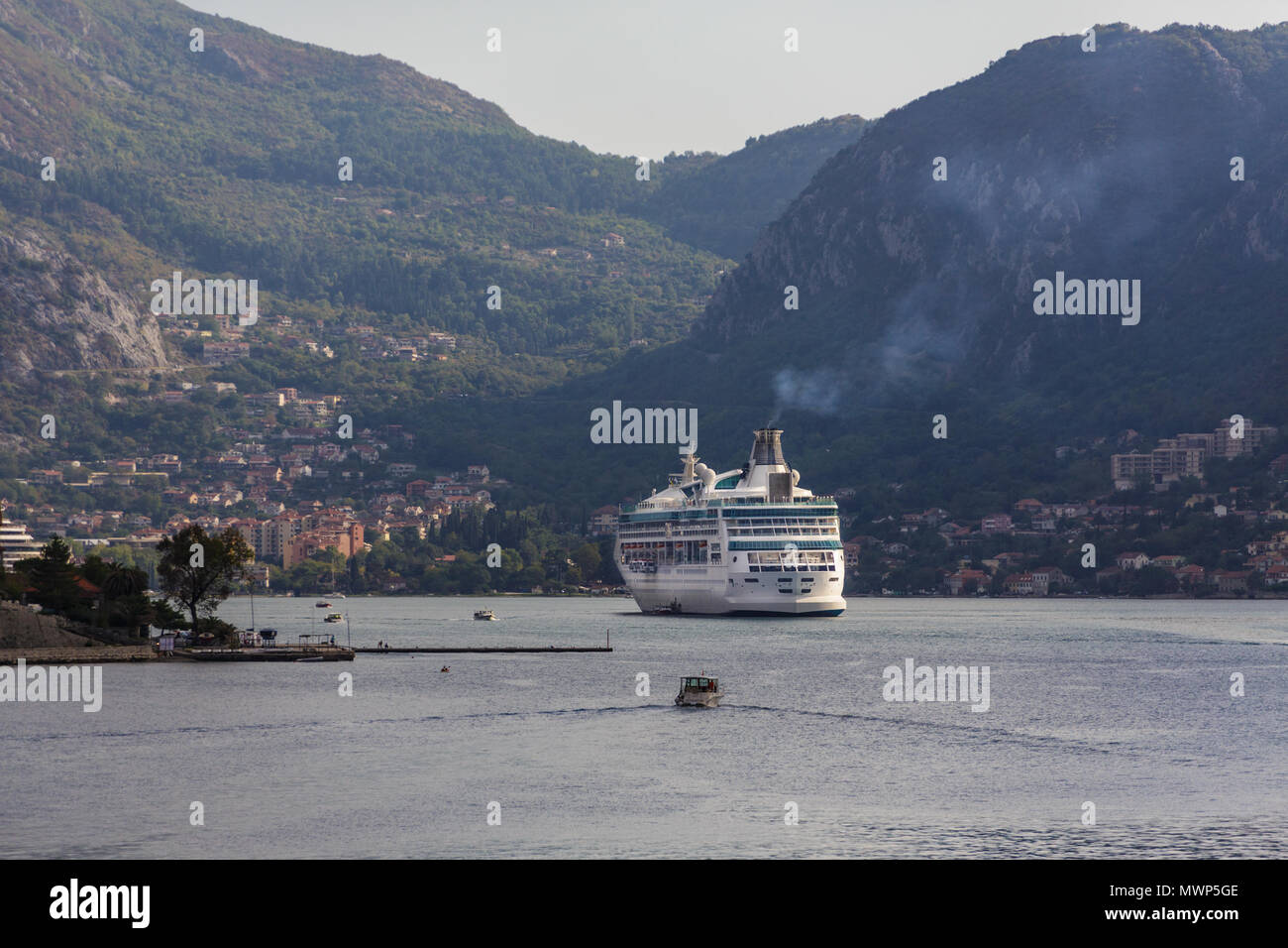 Ein kleiner Tender in Richtung ein Kreuzfahrtschiff in Kotor Stockfoto