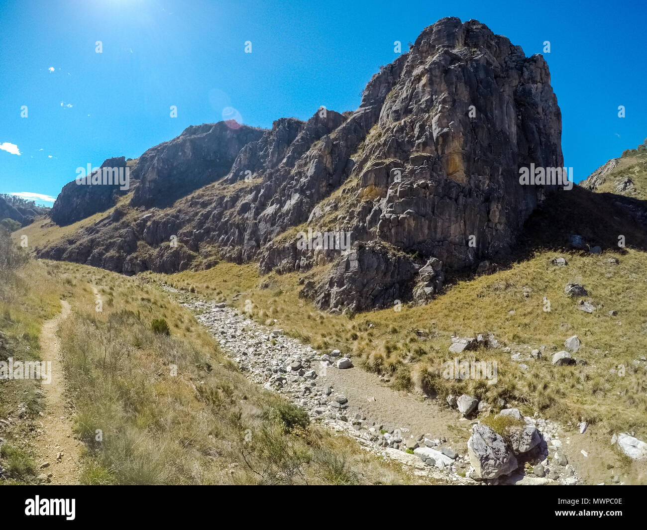 Rand einer Klippe von einem Flussbett in Kosciuszko National Park, Australien. Stockfoto