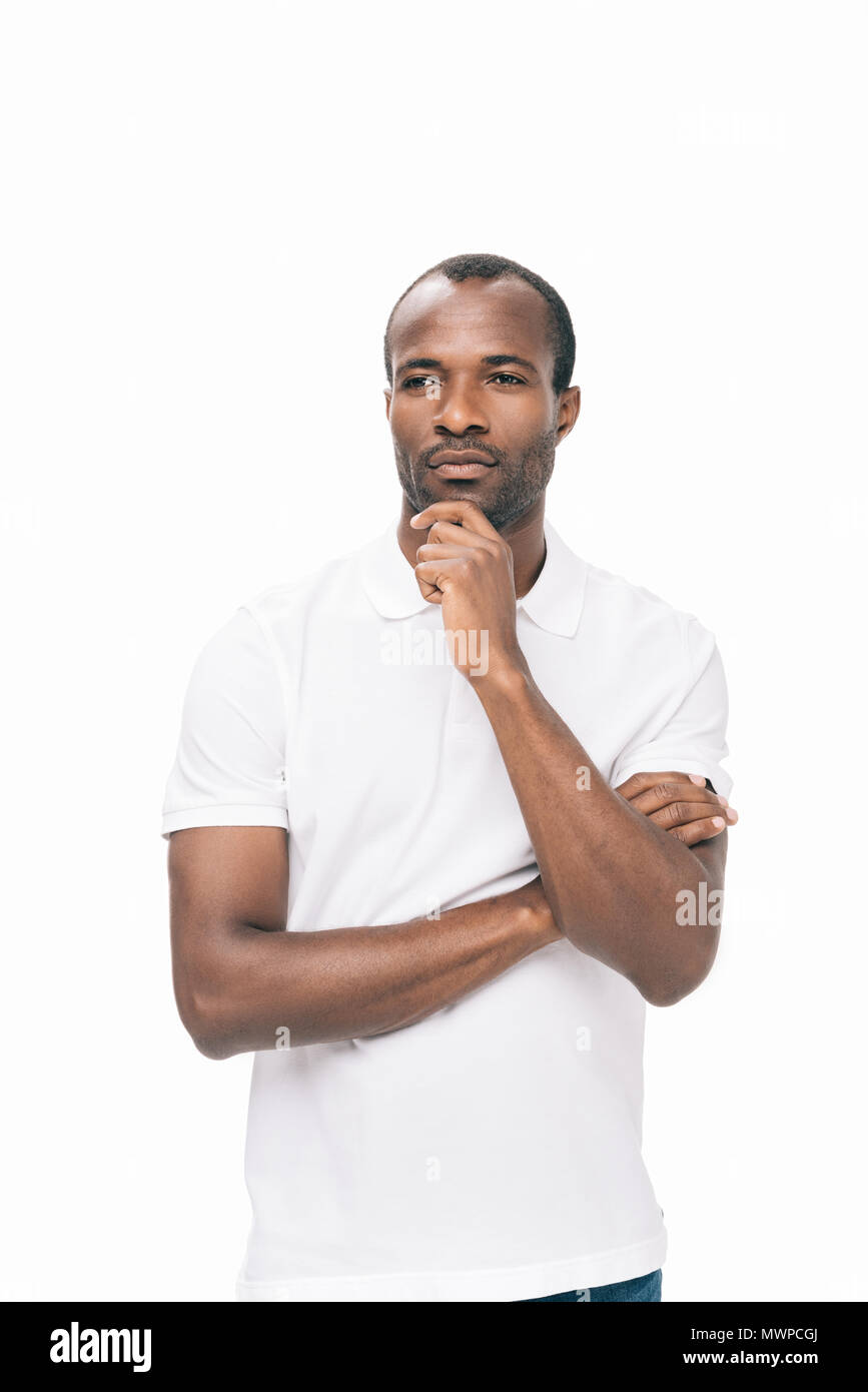 Nachdenklich afrikanische amerikanische Mann mit der Hand am Kinn und weg schauen auf Weiß isoliert Stockfoto