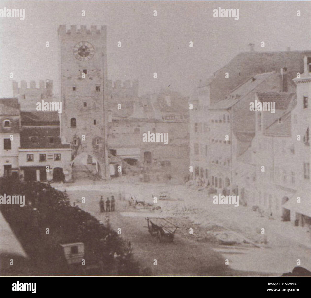 . English: Karlstor, München. Das neben dem karlstor liegende Haus des Eisenhändlers Rosenlehner, in dem beträchtiche Pulvermengen gelagert wurden, gelangte am 15. September 1857 zur Explosion, bei der auch das Karlstor beschädigt wurde. 1857. Unbekannt / unbekannt 529 Rosenlehnerhaus 6 Stockfoto