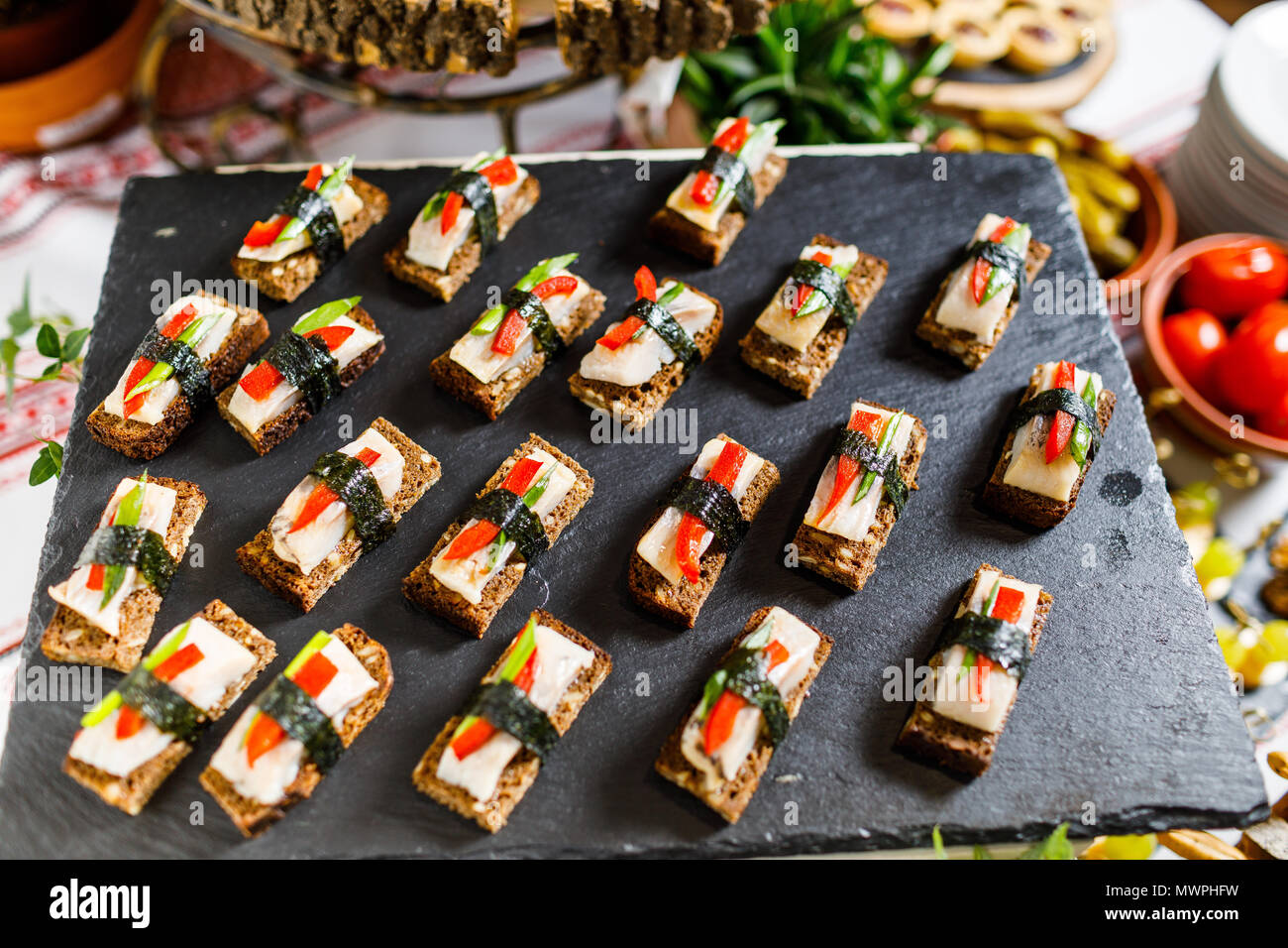 Wunderschon Eingerichtete Catering Bankett Tisch Mit Verschiedenen Snacks Und Vorspeisen Auf Corporate Weihnachten Geburtstag Party Event Oder Hochzeit Celebrat Stockfotografie Alamy