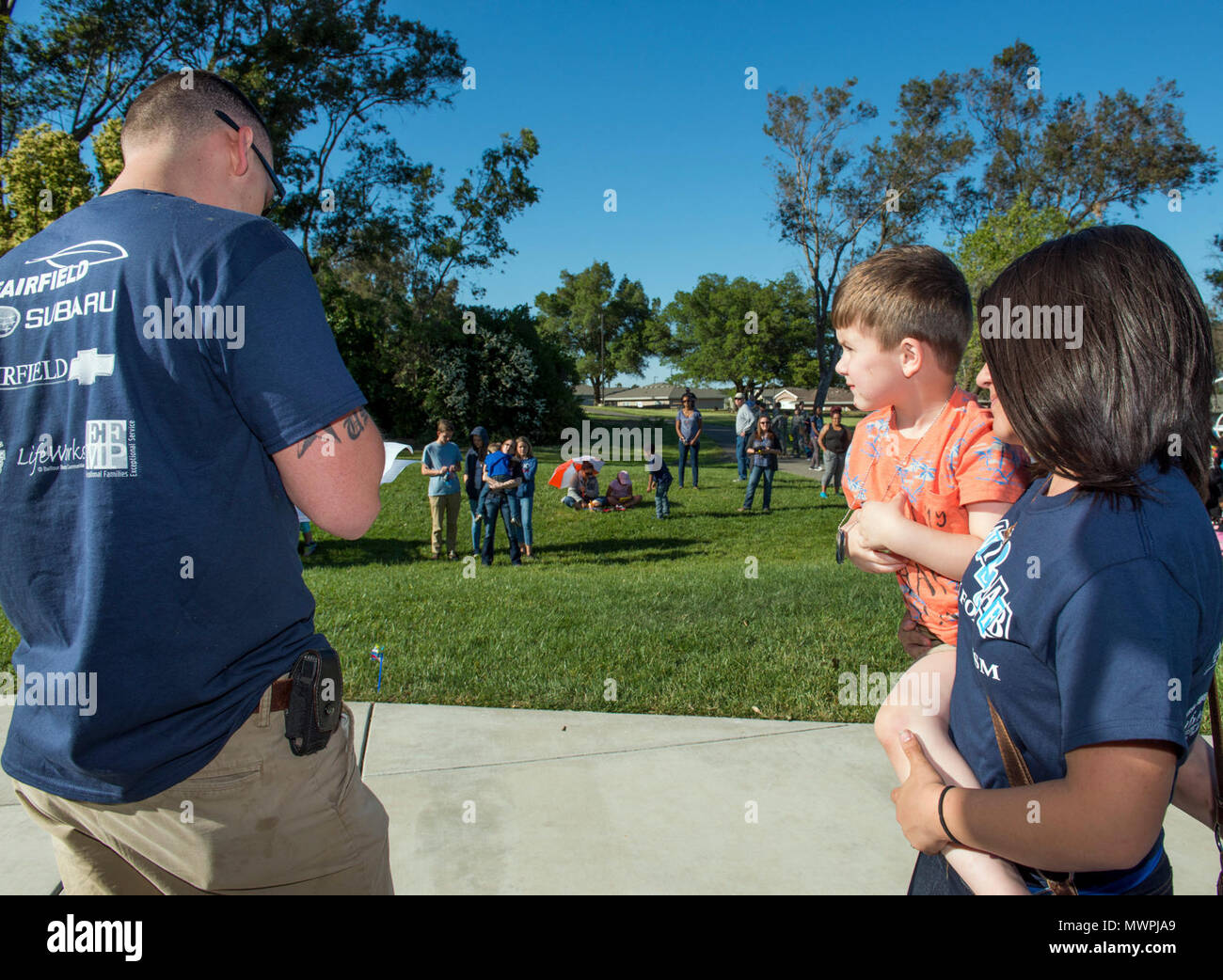 Us Air Force Senior Airman Brandon Harrison, 60. Bauingenieur Squadron spricht über seinen Sohn Oliver's Herausforderungen während der Autism Bewußtsein gehen mit Travis Air Force Base, Calif., 28. April 2017. Über 300 Personen nahmen an der Veranstaltung teil, die von Travis Familie Wohnungen gefördert wurde und eine Vielzahl von Aktivitäten. Stockfoto