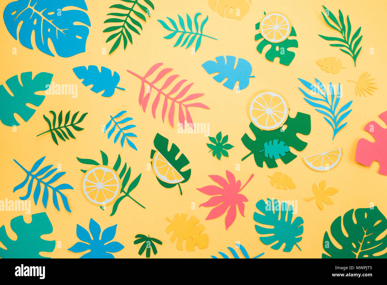 Tropische Blätter Muster. Blau, Grün und rosa Blätter auf einem gelben Hintergrund. Sommer Urlaub Konzept. Stockfoto