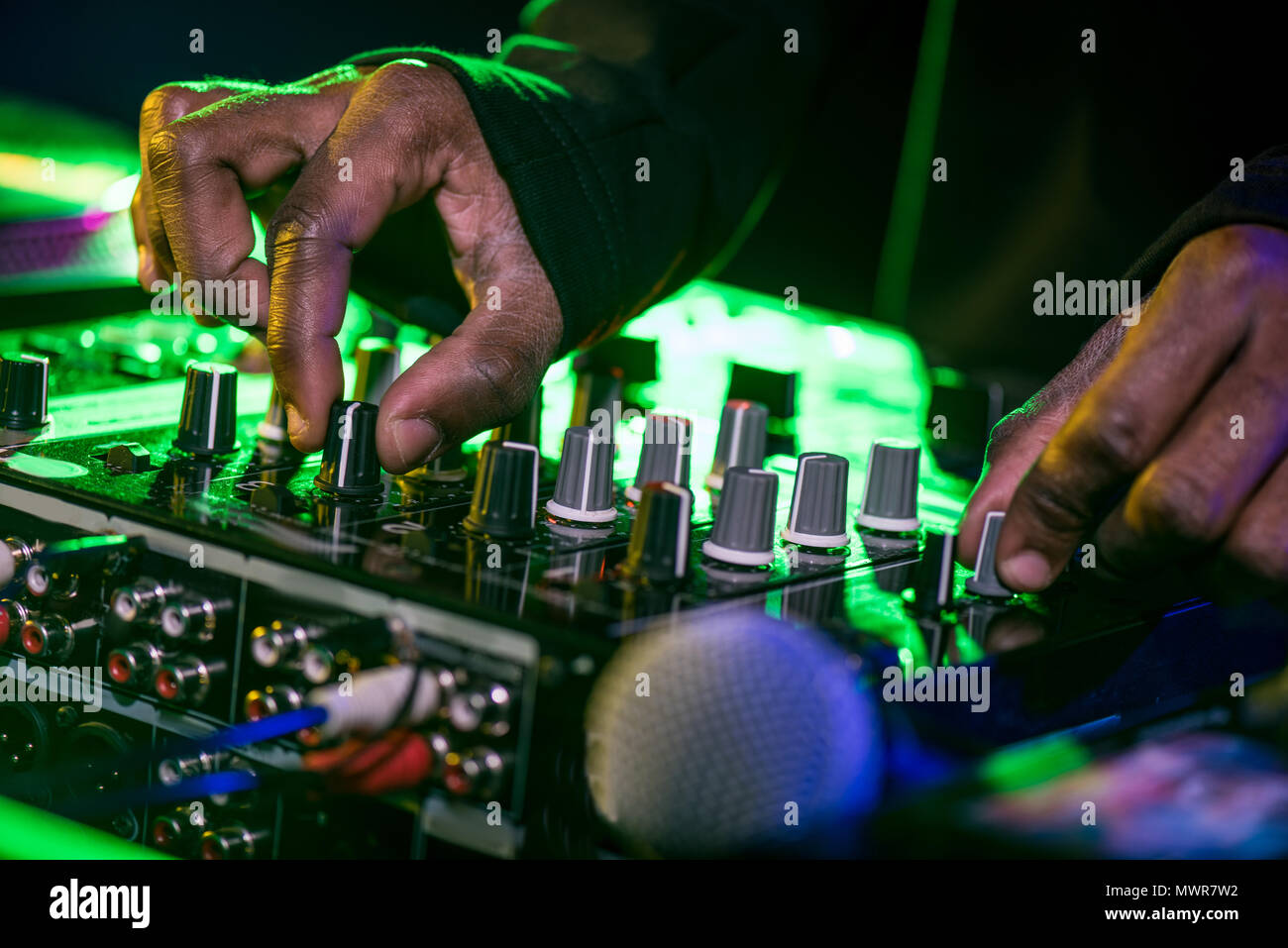 7/8-Ansicht von professioneller DJ mit Ton Mixer im Nachtclub Stockfoto