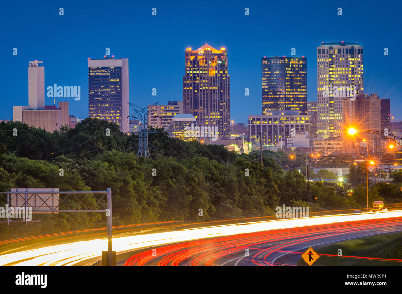 Birmingham, Alabama, USA Highway und die Skyline in der Dämmerung. Stockfoto