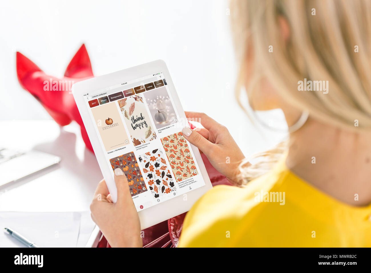 7/8-Ansicht von Frau mit digitalen Tablet mit pöcking Website Stockfoto