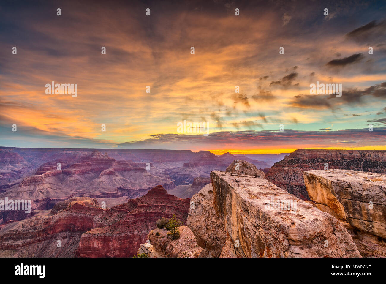 Grand Canyon, Arizona, USA in der Morgendämmerung vom South Rim. Stockfoto