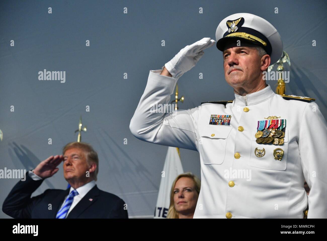 Präsident Donald Trump, Abteilung für Homeland Security Secretary Kirstjen Nielsen und Adm. Karl Schultz render Ehren während einer Änderung des Befehls Zeremonie an der Coast Guard Hauptsitz in Washington, D.C., 1. Juni 2018. Während der Zeremonie Schultz Adm entlastet. Paul Zukunft die 26 Kommandanten der Küstenwache geworden. U.S. Coast Guard Foto von Petty Officer 1st Class Patrick Kelley. Stockfoto