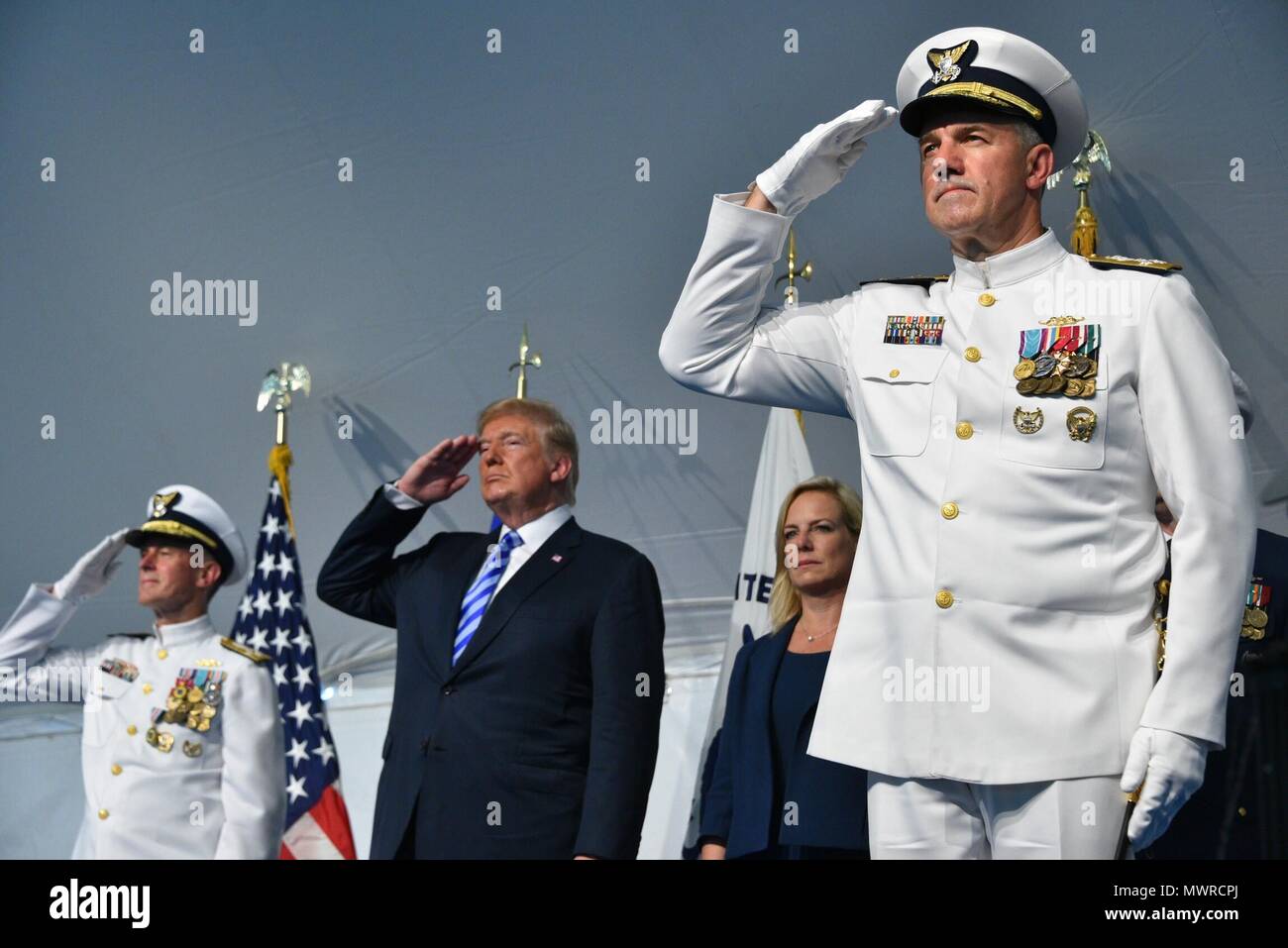 Adm. Paul Zukunft (links), Präsident Donald Trump, Abteilung für Homeland Security Secretary Kirstjen Nielsen und Adm. Karl Schultz render Ehren während einer Änderung des Befehls Zeremonie an der Coast Guard Hauptsitz in Washington, D.C., 1. Juni 2018. Während der Zeremonie Schultz entlastet Zukunft die 26 Kommandanten der Küstenwache zu werden. U.S. Coast Guard Foto von Petty Officer 1st Class Patrick Kelley. Stockfoto