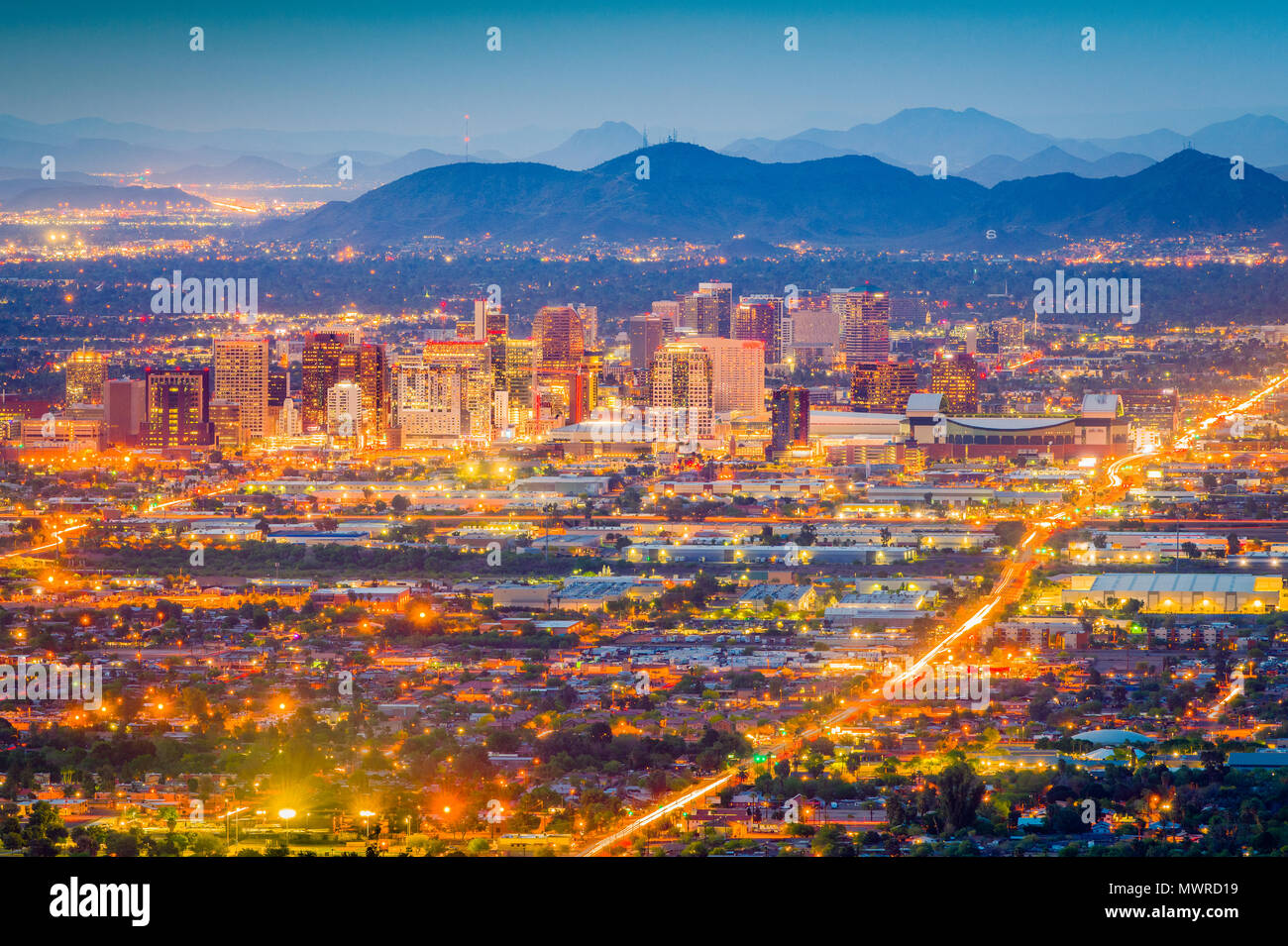 Phoenix, Arizona, USA downtown Stadtbild in der Abenddämmerung. Stockfoto