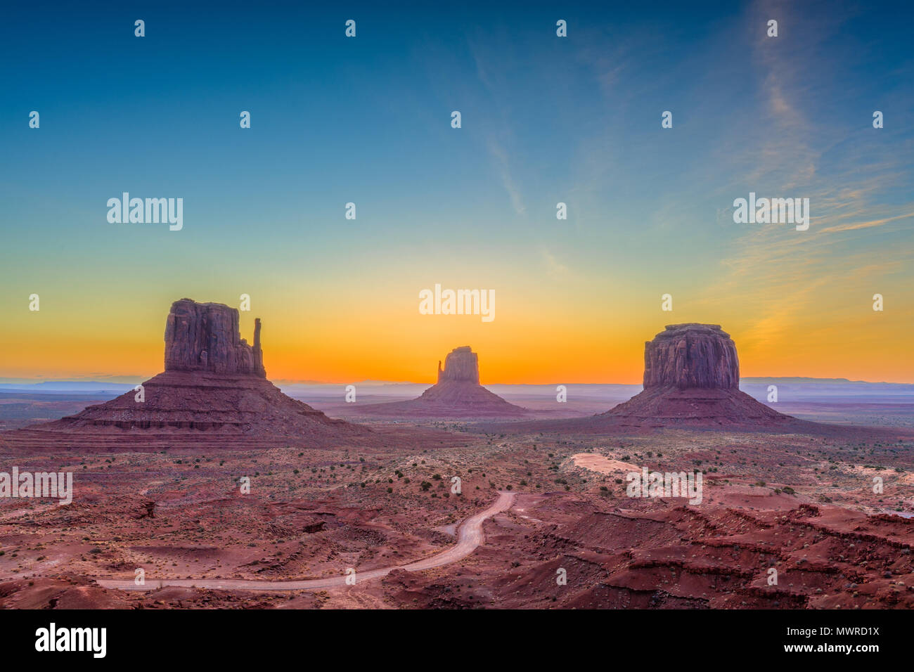 Monument Valley, Arizona, USA in der Morgendämmerung. Stockfoto