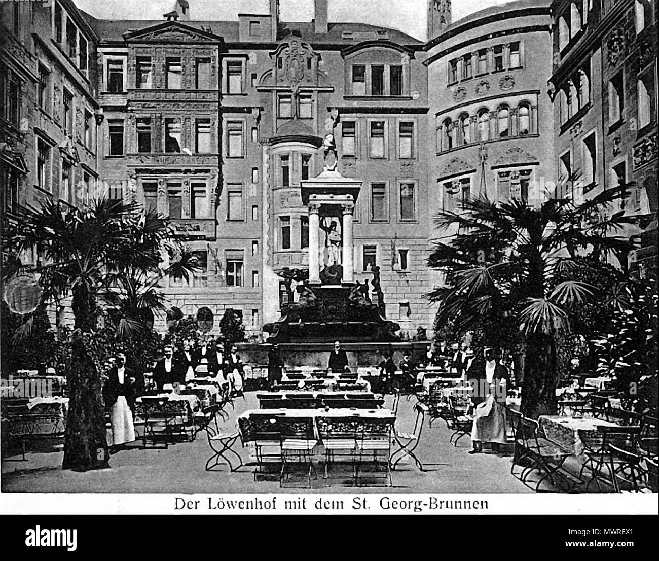 . Deutsch: Das St.-George-Fountain im Innenhof des "Bayernhof'-Gebäude in der Nähe des "Potsdamer Platz" in Berlin. Foto von ca. 1909. Das Gebäude wurde im Zweiten Weltkrieg beschädigt und 1973 abgerissen. Seit 1980 ist der Brunnen auf einem öffentlichen Platz aufgestellt (seit 1995 "Hindemith-Platz") in Berlin-Charlottenburg. English: Der St.-Georg-Brunnen im Hof des' Bayernhof'-Gebäudes am Potsdamer Platz in Berlin. Foto um 1909. Das Gebäude wurde 1973 abgerissen. Der Brunnen steht seit 1980 auf einem öffentlichen Platz (seit 1995 "Hindemith-Platz") in Berlin-Charlottenburg. ca. 1909. Anonym 571 St Geo Stockfoto