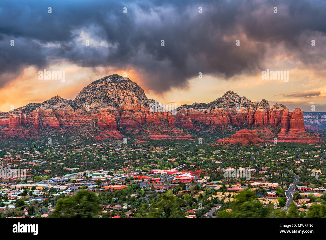 Sedona, Arizona, USA, die Innenstadt und die Berge. Stockfoto