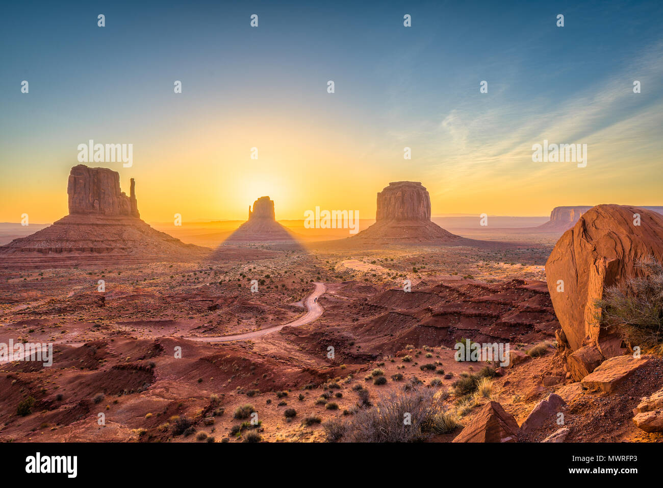 Monument Valley, Arizona, USA in der Morgendämmerung. Stockfoto