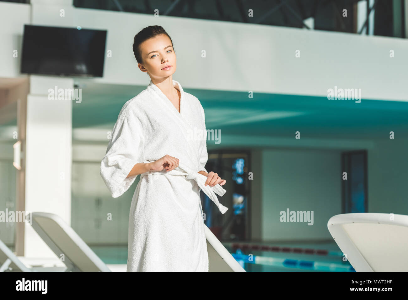 Schöne junge Frau binden Gürtel von Bademantel im Spa Stockfotografie -  Alamy