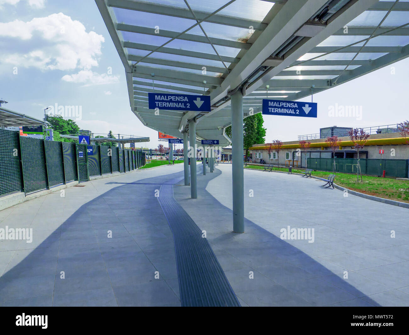 Fallen weg vom Bahnhof zum Flughafen Mailand Malpensa, Italien Stockfoto